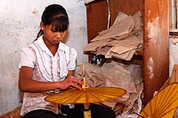 Myanmar Birmanie experience : fabrique d'ombrelles en papier shan, Pindaya
